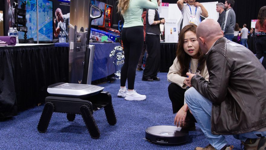 Pequeños robots de compañía acaparan la atención en antesala de feria tecnológica CES 2026