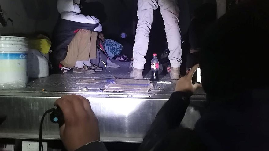 Interceptan a 65 migrantes hacinados en un tráiler en el norte de México