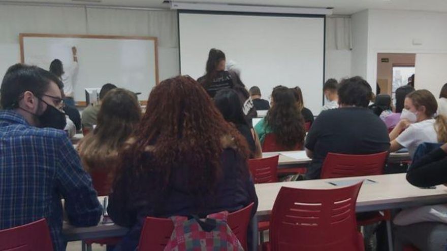 Una clase en la ULPGC, sin distancia de seguridad entre los alumnos para prevenir la COVID-19