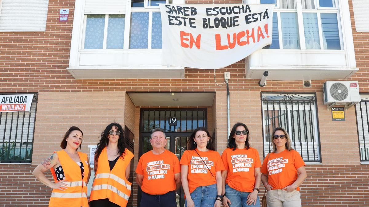 Vecinas del bloque de Sareb de Fuenlabrada en vilo por su futuro