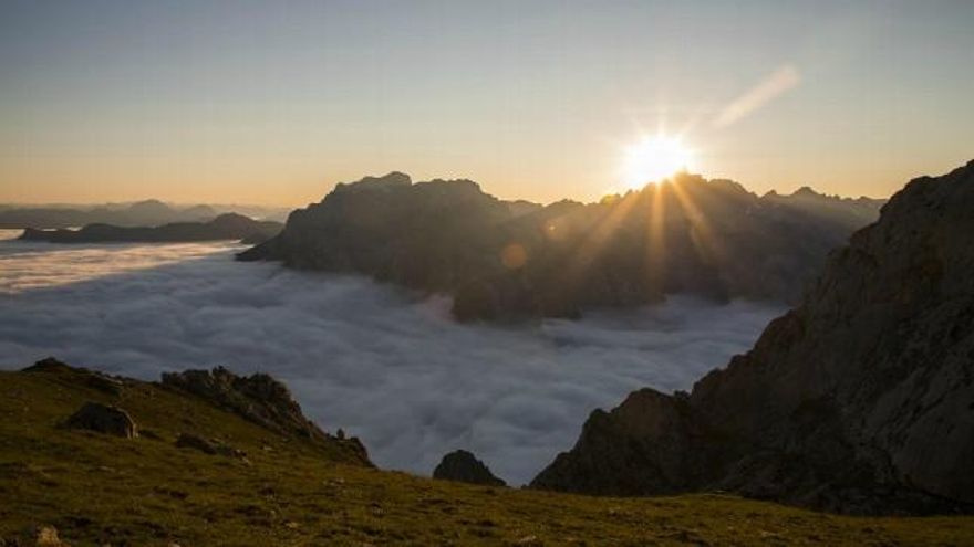 Eduardo Margareto / Ical. El sol se pone sobre Peña Santa en una imagen desde Collado Jermoso.