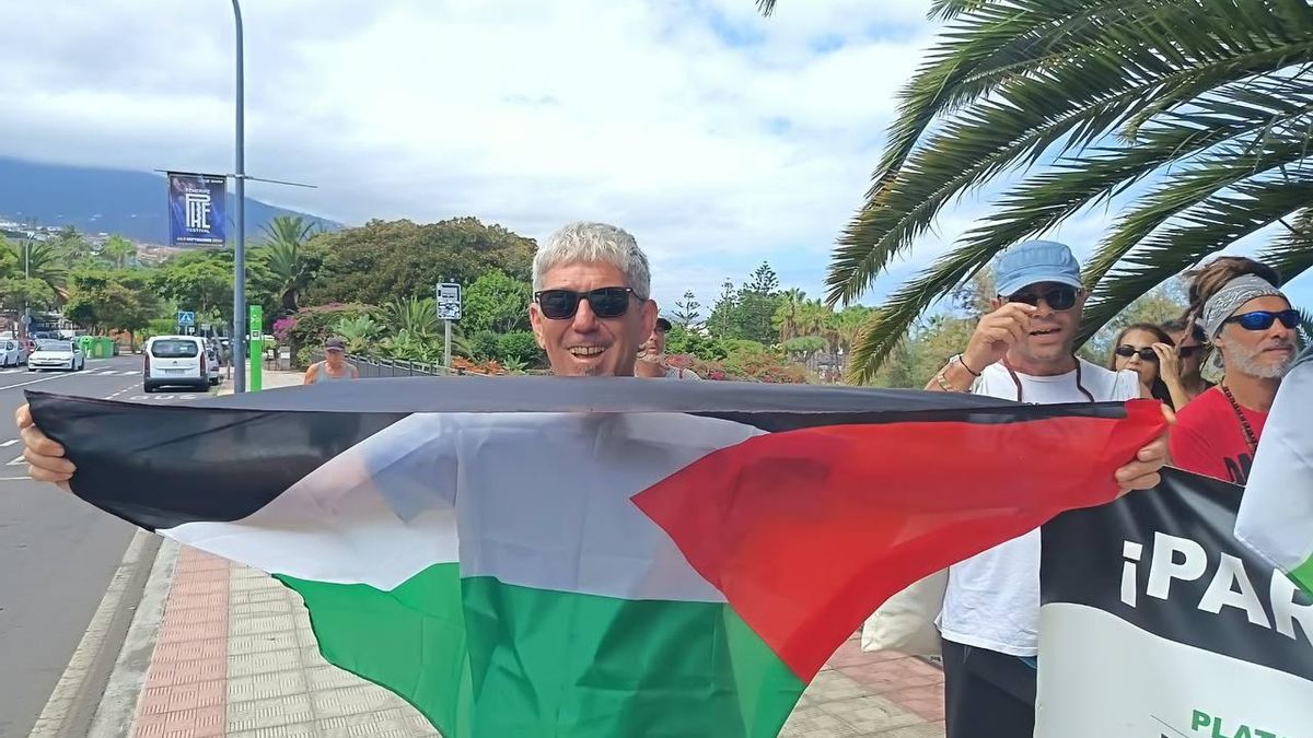 Protesta por la participación de Israel en el mundial júnior de waterpolo femenino en Tenerife. FOTO: Álvaro Morales