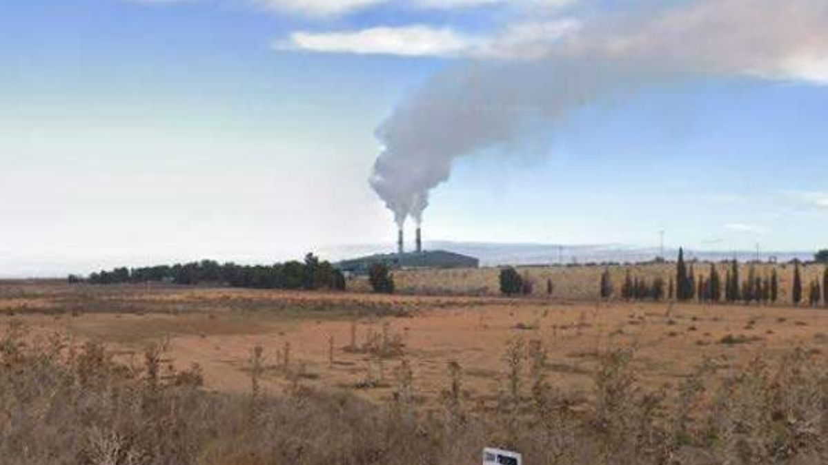 Fábrica de alpechín ubicada a 500 metros al sureste de la parcela de implantación