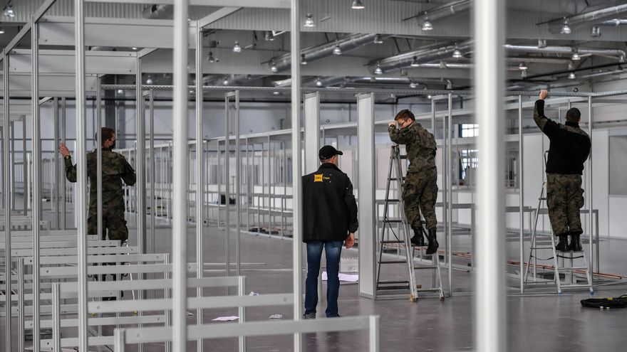 Construcción de un hospital para pacientes de covid en Lublin, Polonia. EFE/EPA/Wojtek Jargilo
