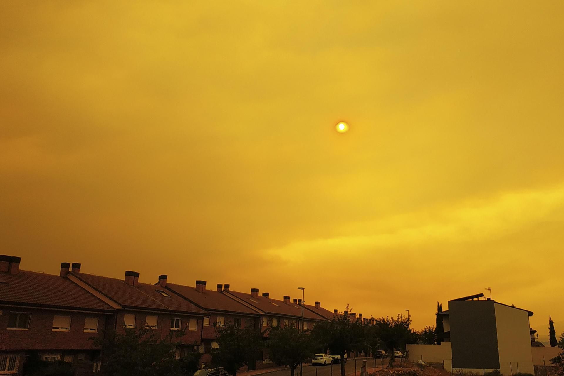 Vista del cielo de color rojo en Colmenar Viejo (norte de la Comunidad de Madrid) donde se aprecia la afección directa del humo a causa del incendio que se declaró este pasado miércoles en Burgohondo (Ávila), y que, a pesar de estar a 60 km de distancia, debido al viento está dejando caída de cenizas en el municipio y olor a quemado.