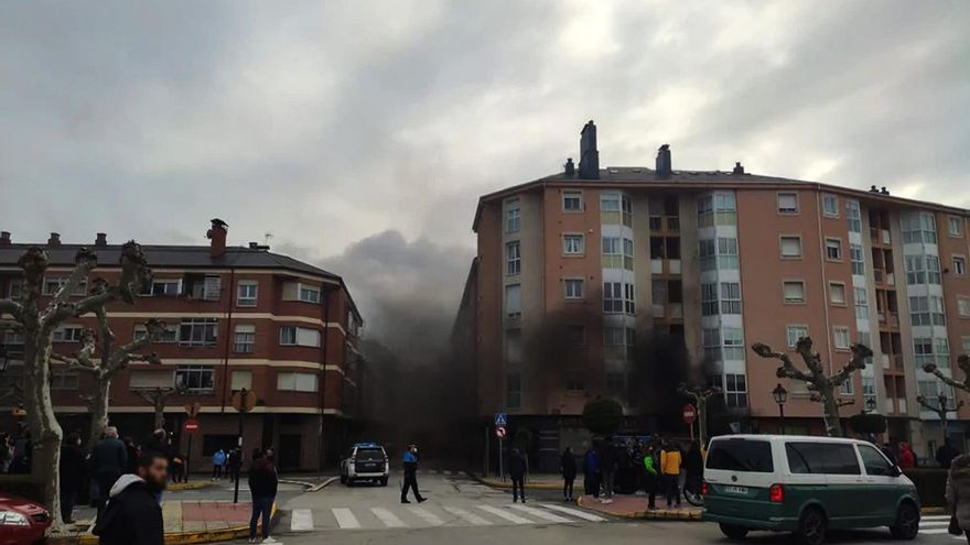 La humareda alarmó a los vecinos, que desalojaron el edificio. // InfoBierzo