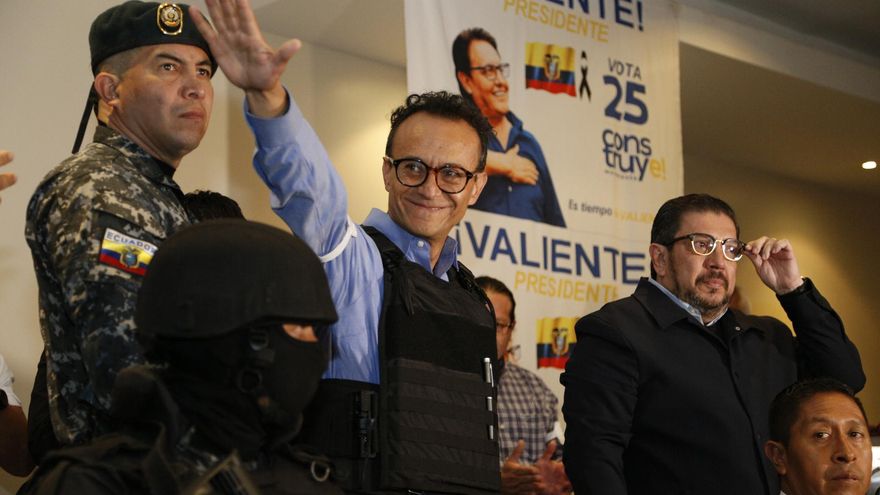 El candidato a la presidencia Christian Zurita, habla hoy en Quito (Ecuador).