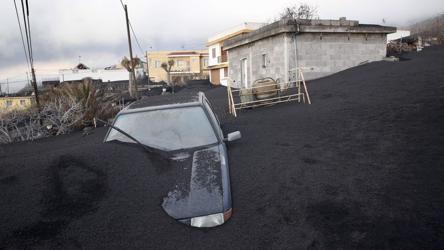 Vehículo cubierto de ceniza en Las Manchas.