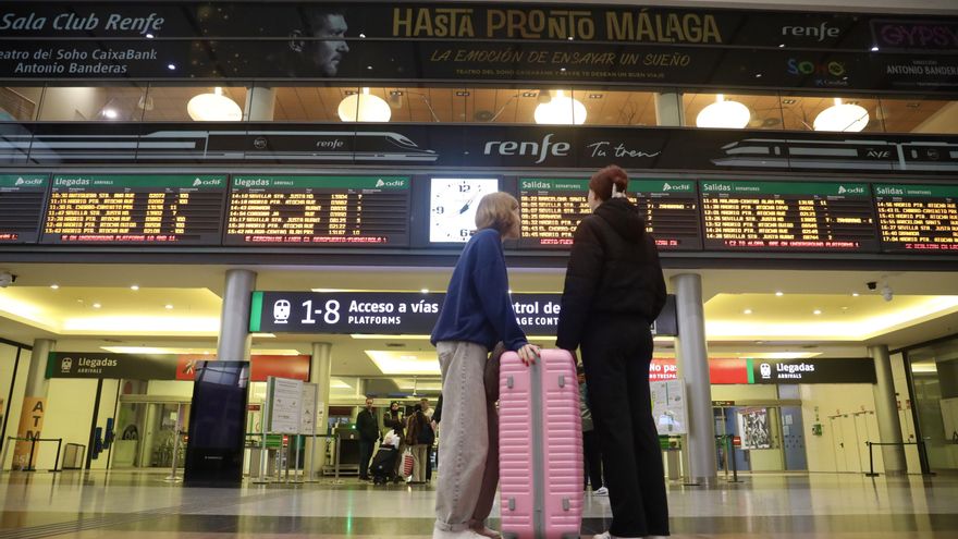 Imagen de usuarios en la estación de trenes de Málaga, María Zambrano.