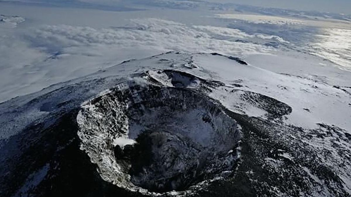 El Monte Erebus, ubicado en la isla de Ross, es un estratovolcán de más de 3.600 metros famoso por su lago de lava permanente