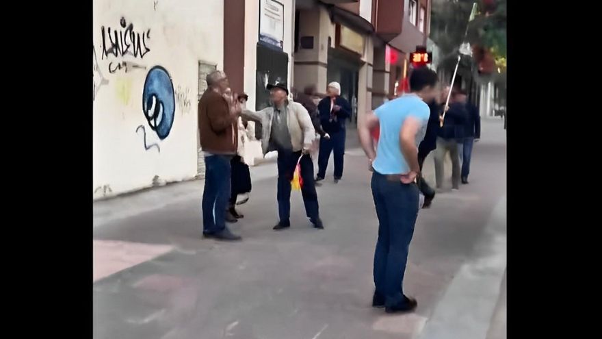 Manifestantes de extrema derecha agreden al exalcalde socialista de Ponferrada