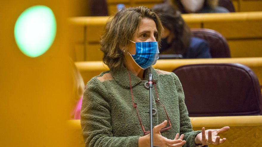 La vicepresidenta cuarta y ministra para la Transición Ecológica, Teresa Ribera, interviene durante una sesión de control al Gobierno en el Senado, en Madrid (España), a 3 de noviembre de 2020. Durante el pleno de hoy, el Ejecutivo ha respondido a cuestio
