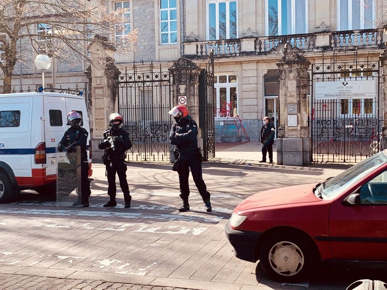 Varios antidisturbios de la Ertzaintza custodian el aulario de Vitoria