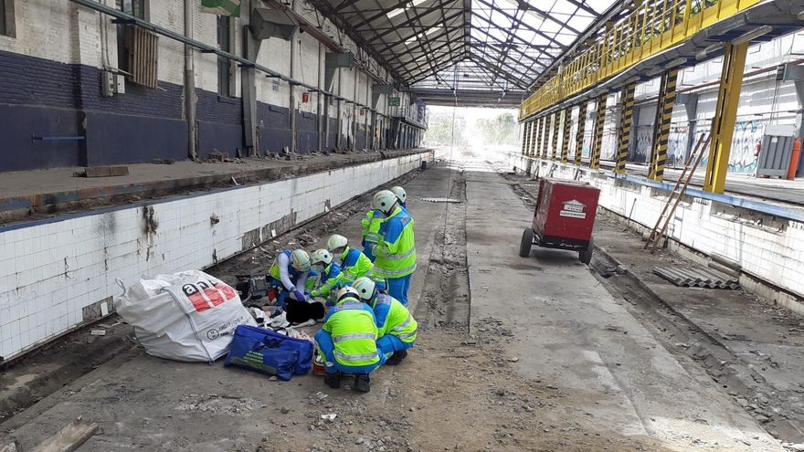 Los equipos de emergencia atienden al herido en Cocheras