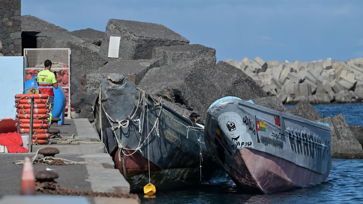 Salvamento auxilia a un cayuco con 131 personas que llega escorado a El Hierro