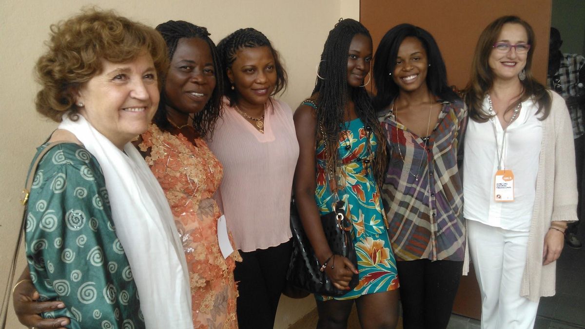 Lola López con integrantes de la Fundación Mujeres por África en Abidjan (Costa de Marfil)