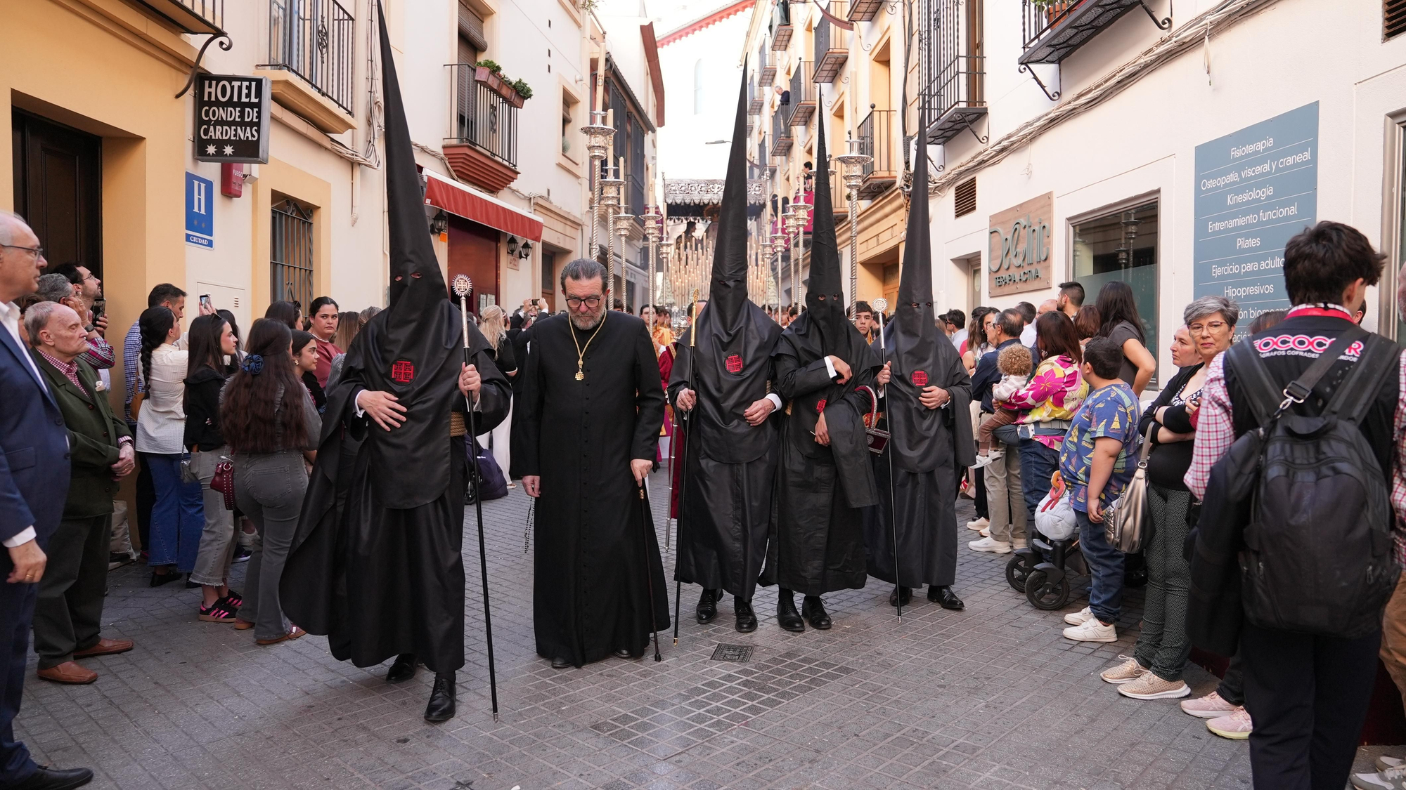 La procesión de la Hermandad del Santo Sepulcro, en imágenes