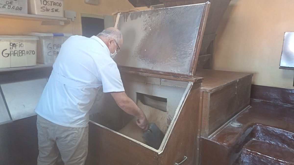 Jose remueve el gofio ya salido de la molienda. Álvaro Morales.