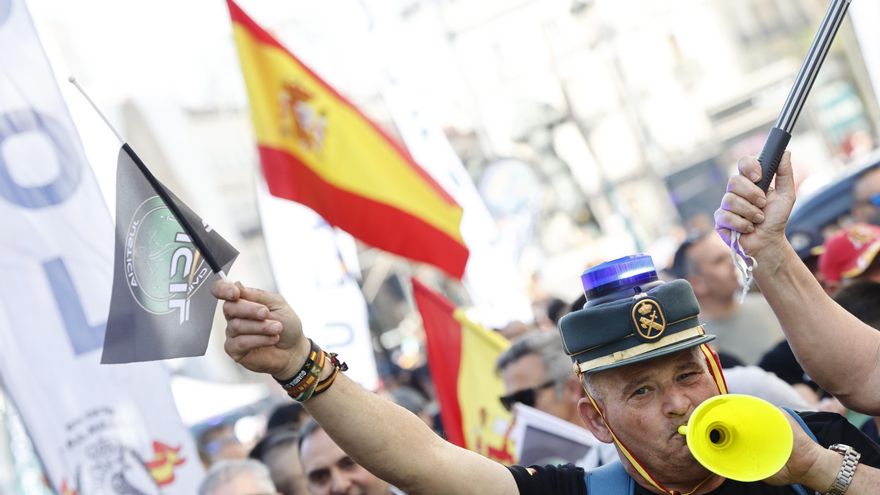 El sindicato policial Jupol, la asociación de guardias civiles Jucil se manifiestan desde la Puerta del Sol hasta el Congreso para exigir "la aprobación inmediata" del real decreto que regule la jubilación anticipada de los policías nacionales y para reivindicar la equiparación salarial real y el reconocimiento de la profesión policial como profesión de riesgo. EFE/ Sergio Pérez