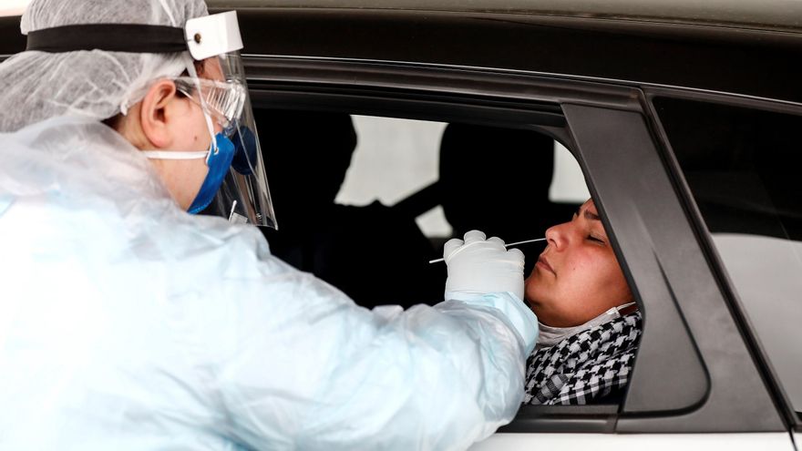 Un sanitario realiza una prueba gratuita de PCR para detectar la covid-19 en Sao Paulo (Brasil), en una fotografía de archivo. EFE/Sebastiao Moreira