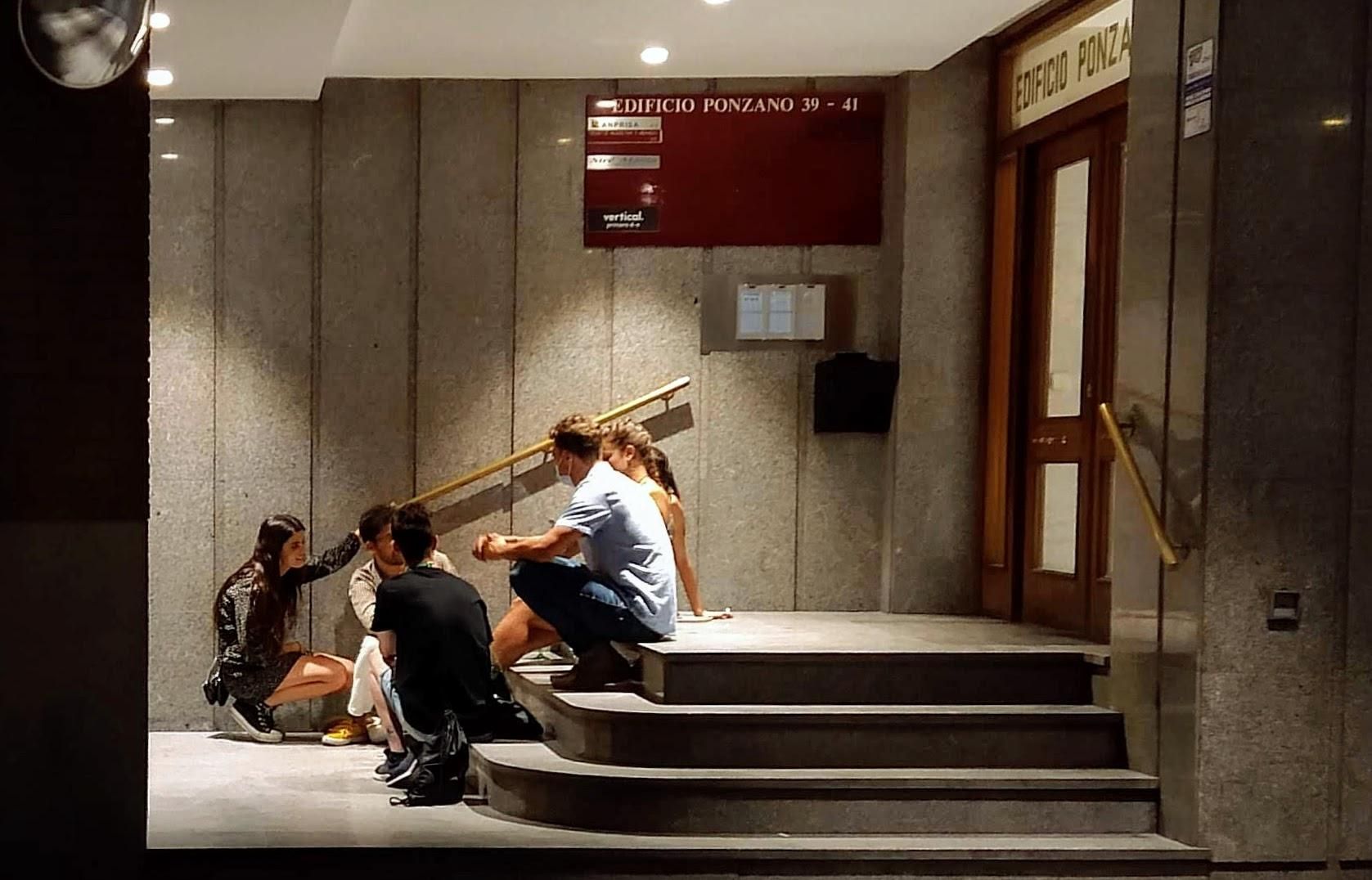 Charla en un portal de Ponzano a las 2.00 de la madrugada de este sábado