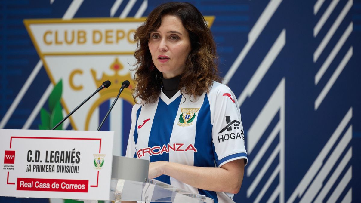 La presidenta de la Comunidad de Madrid ataviada con la elástica del CD Leganés tras su ascenso a Primera División.
