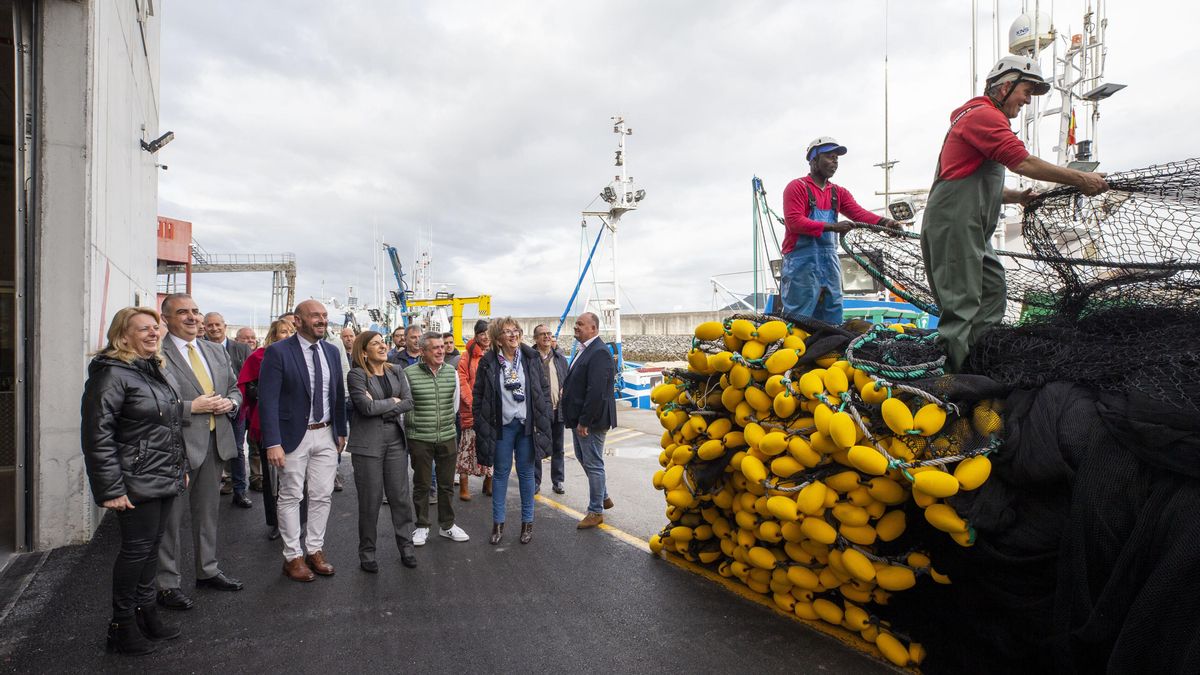 La presidenta de Cantabria, María José Sáenz de Buruaga, en el Puerto de Laredo.