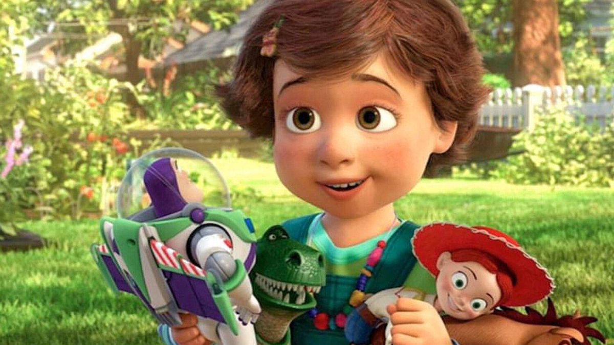 Bonnie, de Toy Story, jugando con sus juguetes