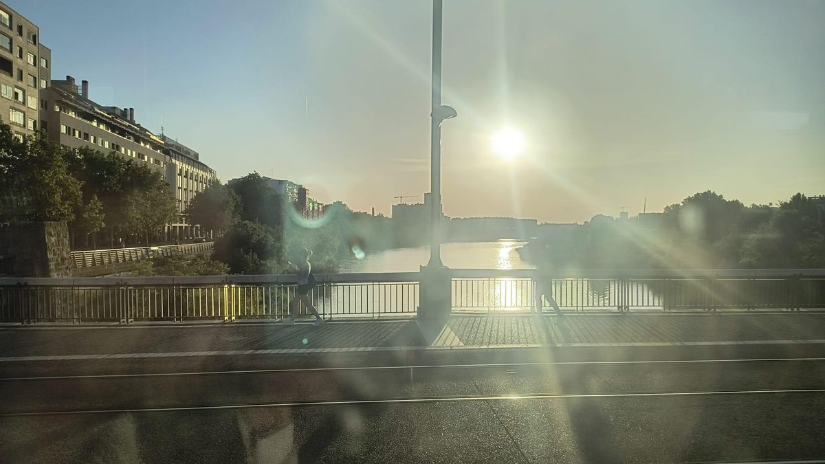 El Ebro y reflejos desde el bus en el Puente de Santiago.