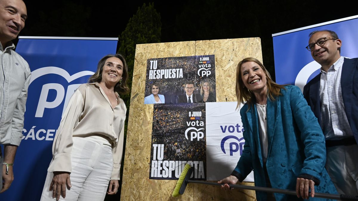 Cuca Gamarra y Elena Nevado en Cáceres, junto a Laureano León y Rafael Mateos