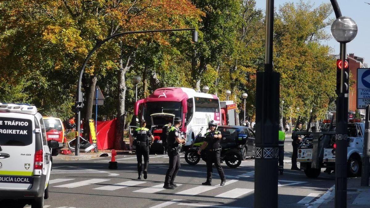 Herida grave una policía de Vitoria tras un choque con un autobús y un turismo