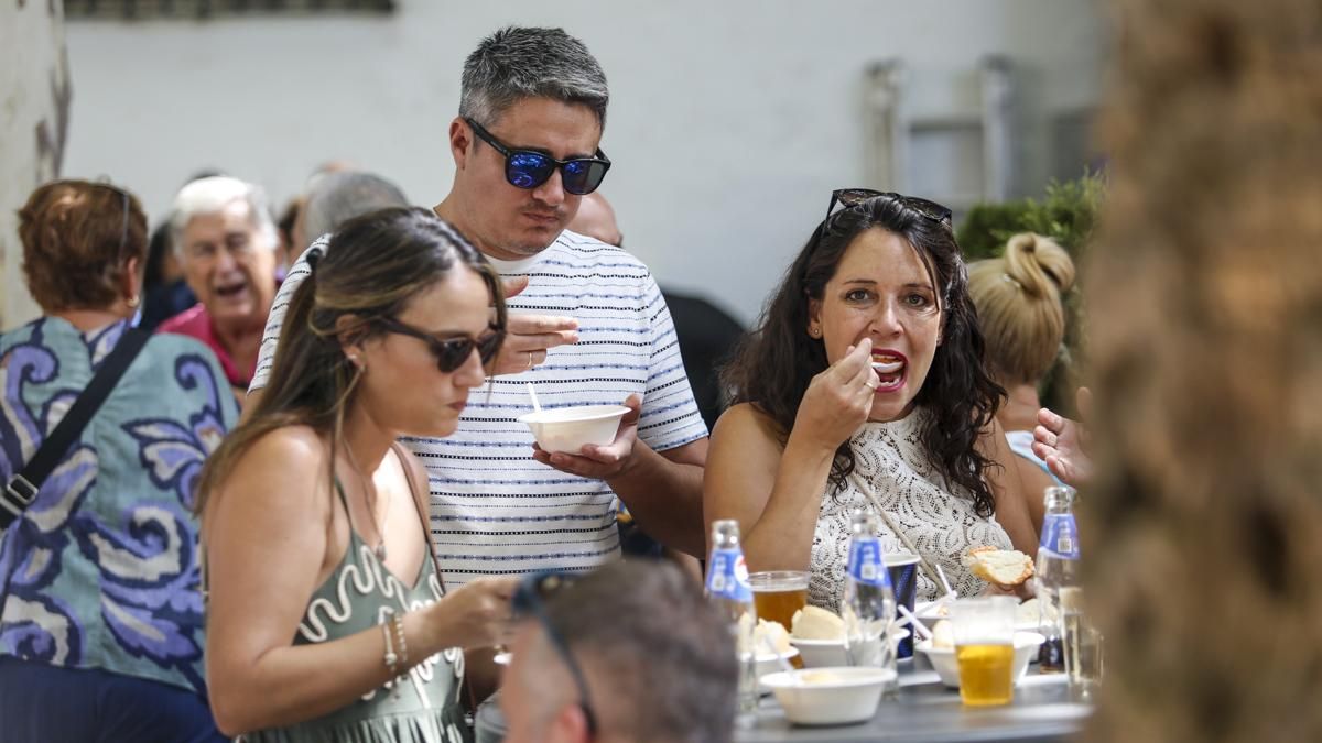 Salmorejá y ambiente en la Velá el día de la Fuensanta