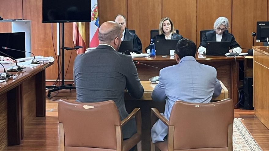 El principal acusado (derecha) declara ante la Sala asistido por un traductor