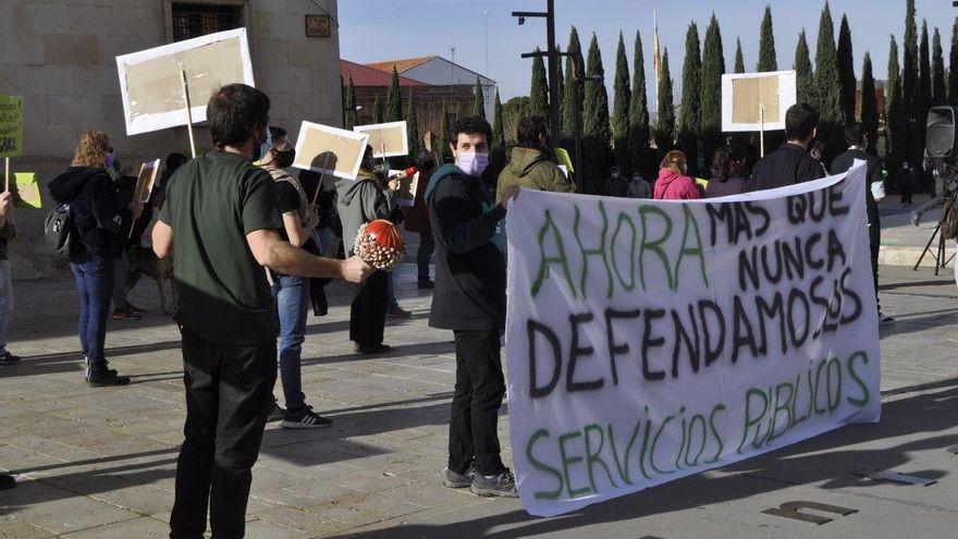 Decenas de personas reclaman contra los recortes en los servicios públicos: "No podemos seguir parados ante el desmantelamiento progresivo"