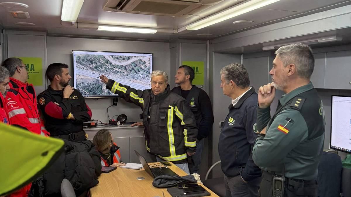 Salvador Fuentes, en el puesto de mando, durante una reunión