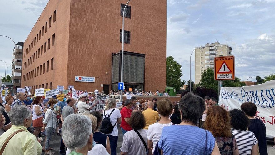 Concentración por la sanidad pública a las puertas del centro de salud de Los Ángeles el 2 de junio de 2022.