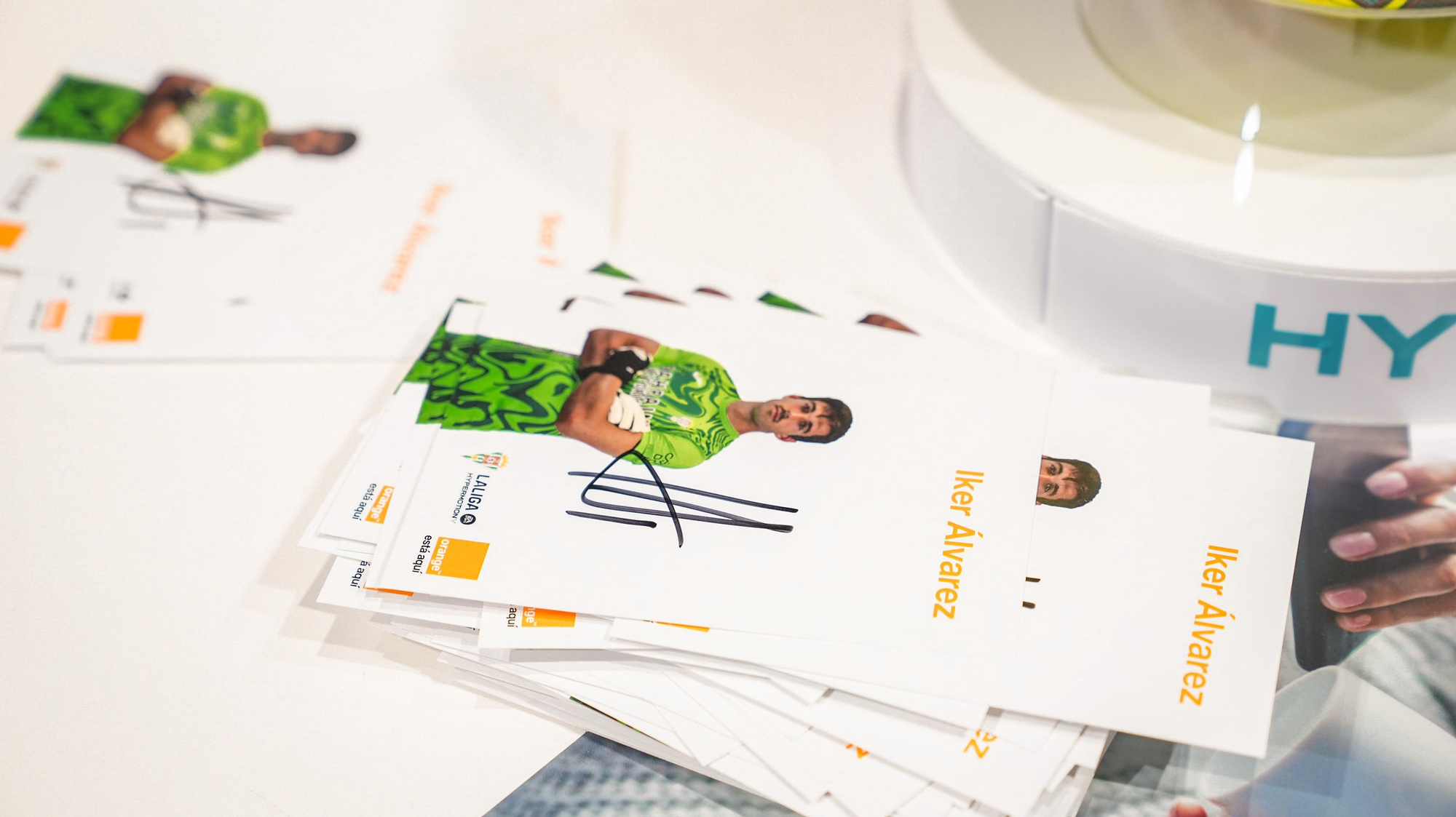 Mikel Goti e íker Álvarez firman autógrafos a los aficionados del Córdoba CF