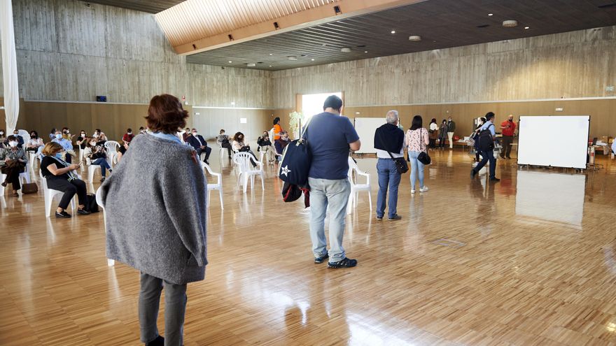 Archivo - Varias personas en el dispositivo de vacunación masiva frente al Covid-19, en el Palacio de Exposiciones y Congresos de Santander.