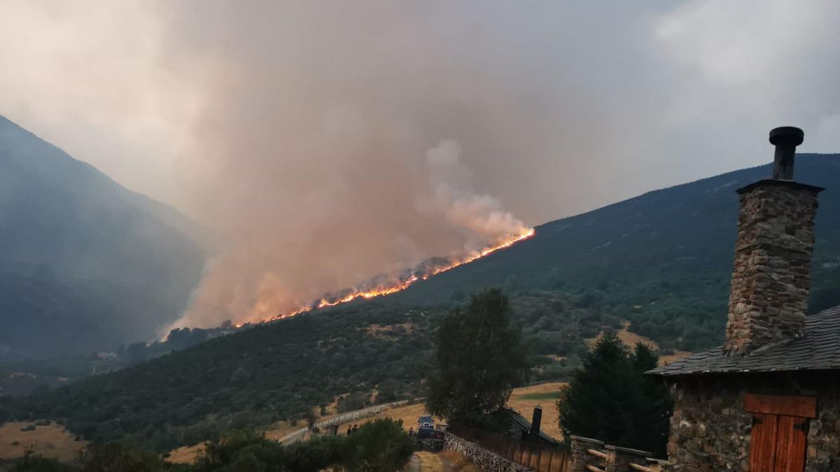 Imagen del fuego de Orallo, muy cerca del pueblo, proporcionada por los vecinos de la localidad de Laciana.