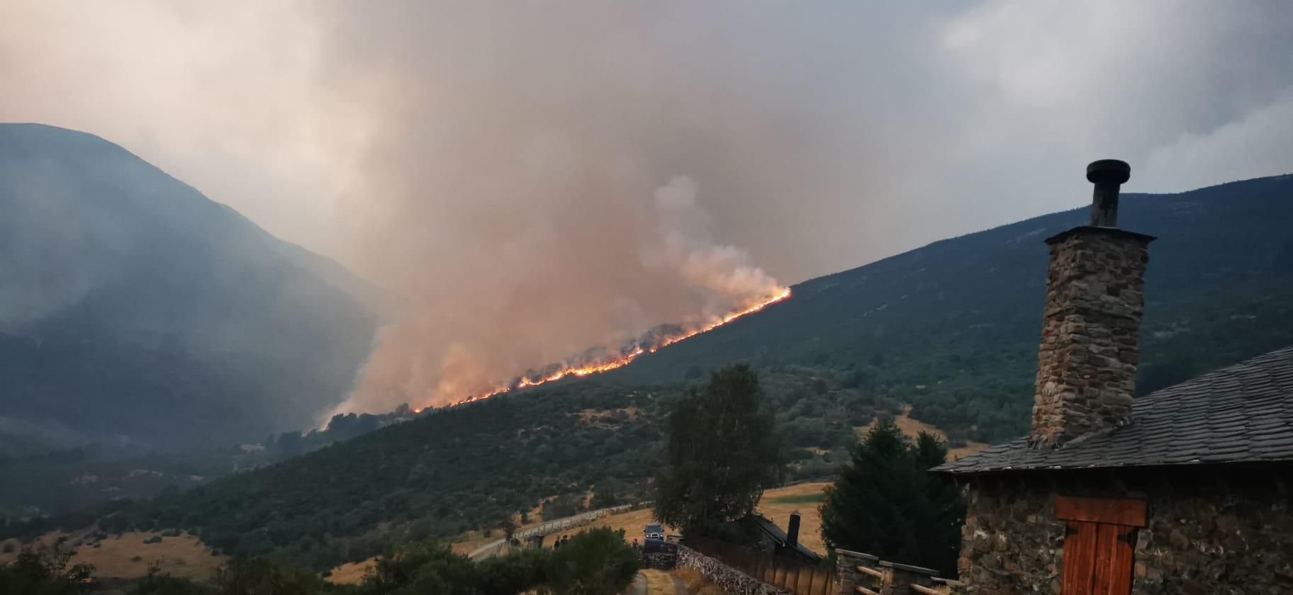 Imagen del fuego de Orallo proporcionada por los vecinos