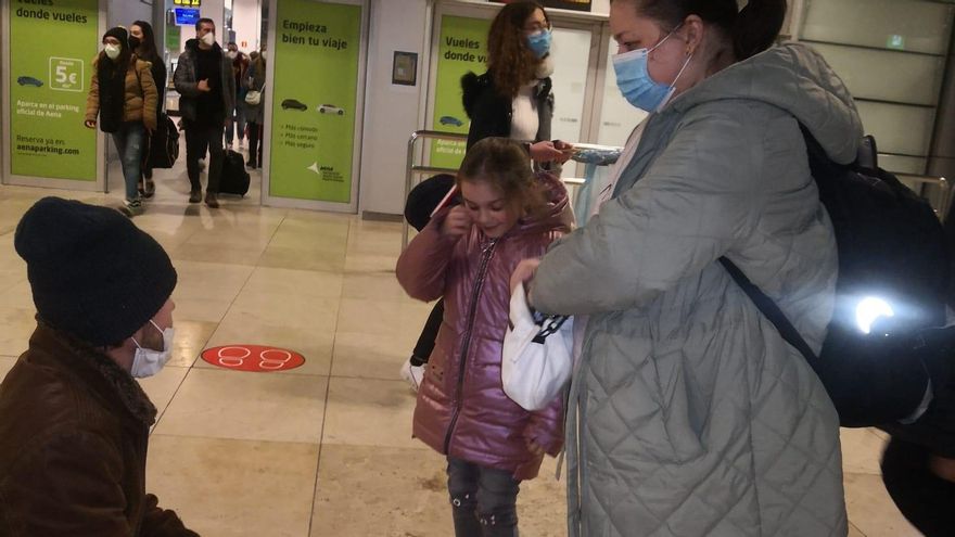 Bogdan recibe a su sobrina y su cuñada en el aeropuerto.