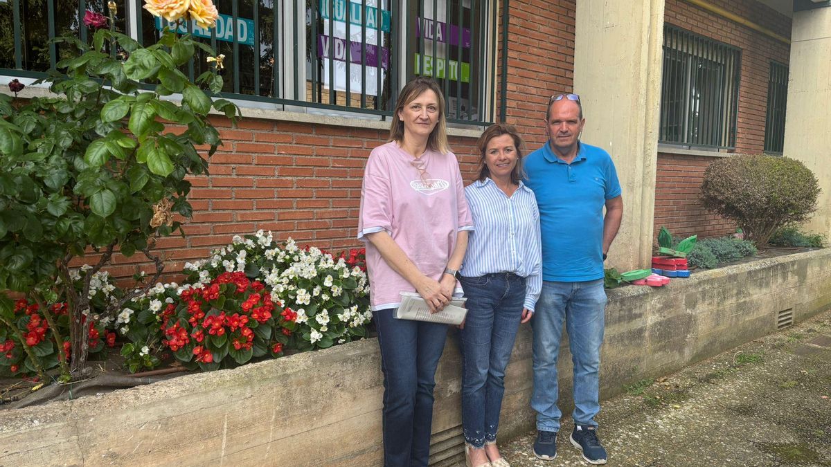 La concejala Laura Arrieta posa junto con la Directora y el Jefe de Estudios del CEIP San Pío X de La Estrella