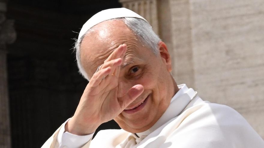 El Papa León XIV saluda a los fieles al finalizar su audiencia general semanal en la Plaza de San Pedro, Ciudad del Vaticano, 3 de junio de 2026.