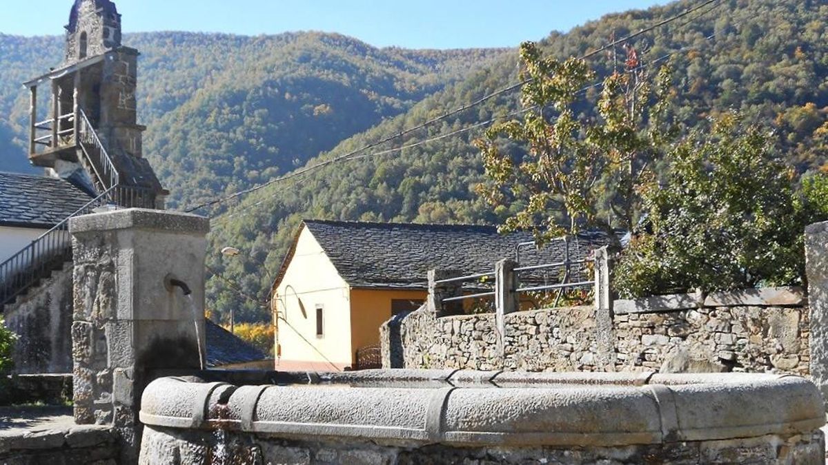 La fuente junto a la iglesia de Caboalles de Arriba.