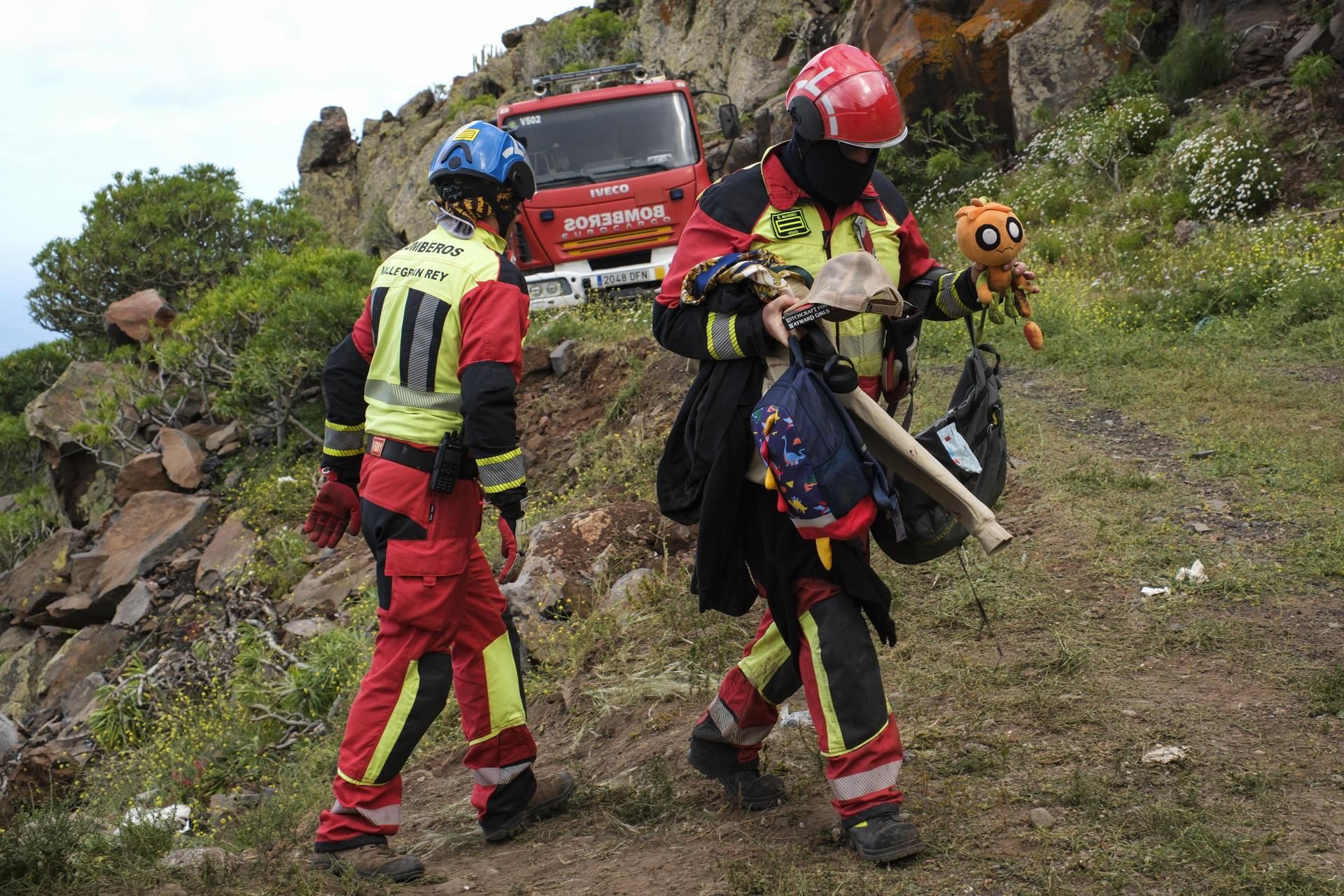 Efectivos de Bomberos recogen las pertenencias de los pasajeros de la guagua turística accidentada este viernes en San Sebastián de La Gomera.
