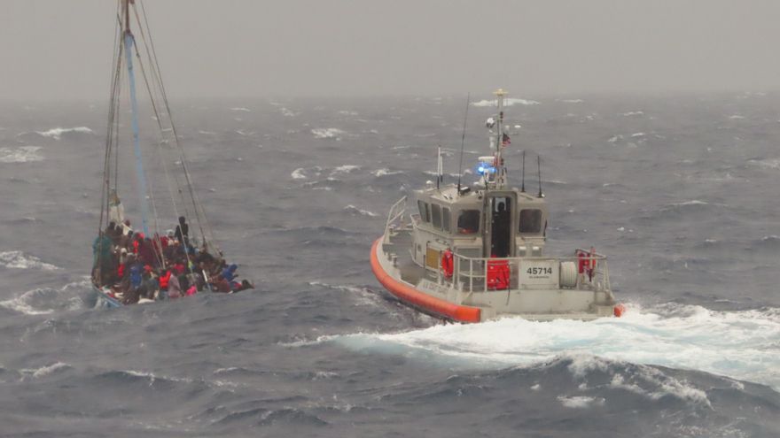 Rescatan a 22 migrantes que viajaban con peligroso oleaje al sur de Florida