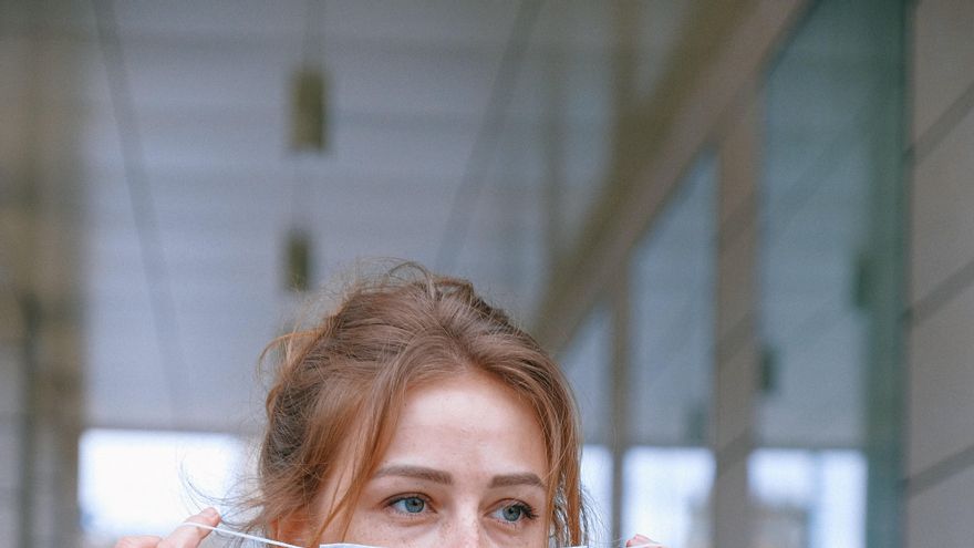 Una mujer con mascarilla