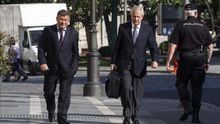 El alcalde de Arroyo de la Encomienda, José Manuel Méndez (izda.), junto a su abogado, Javier Gómez de Liaño.