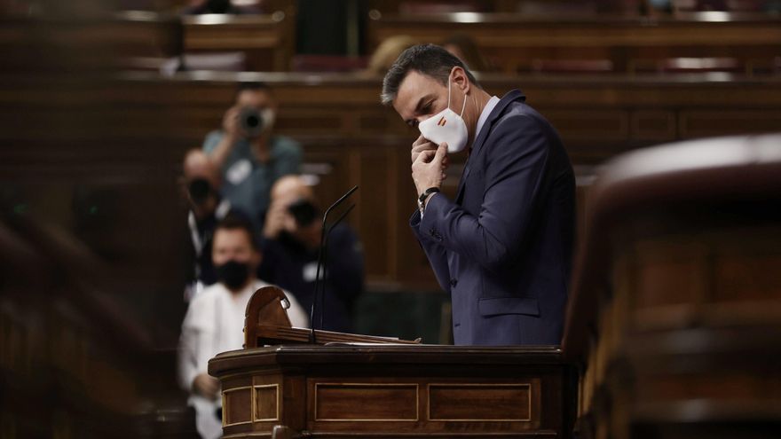 El presidente del Gobierno, Pedro Sánchez, interviene en una sesión plenaria en el Congreso de los Diputados, a 10 de noviembre de 2021, en Madrid, (España). Durante la sesión, el presidente del Gobierno va a informar sobre la Cumbre UE-Balcanes Occidentales celebrada el 6 de octubre y del Consejo Europeo de los días 21 y 22 de octubre de 2021.