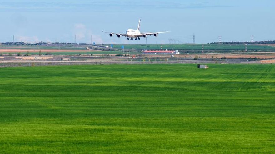El aeropuerto de Teruel ha recibido este sábado dos Airbus 380 de la compañía AirFrance, el avión de pasajeros más grande del mundo, que se suman a las alrededor de 90 aeronaves que albergan estas instalaciones para su estacionamiento y mantenimiento tras el inicio de la crisis por la pandemia de coronavirus.